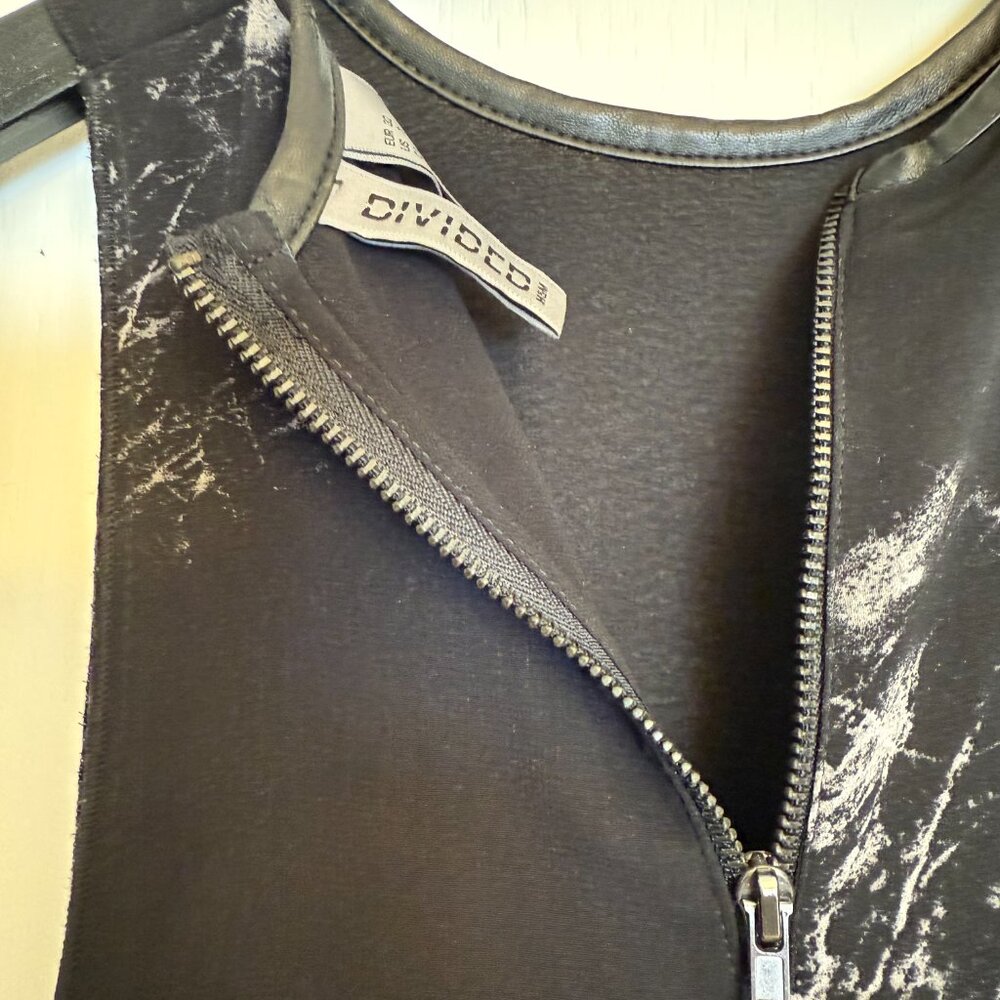 H&M Asymmetrical Long Marble Blouse - Picture 4 of 6